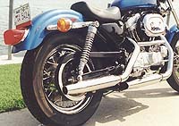 Harley-Davidson 883 Sportster не имеет пассажирского сиденья, а сиденье пилота весьма неудобно и шатается как эпилептик